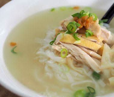 Poached Chicken with Rice Noodle in Soup 貴妃雞湯河粉